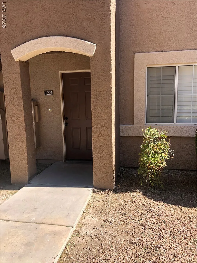 3 bed, 2.0 bath, 1188 sqft, $1,700 — Photo 1