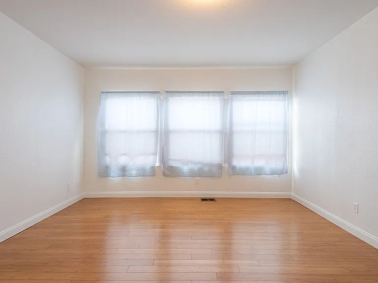 2683 Grande Vista Avenue — Photo 9