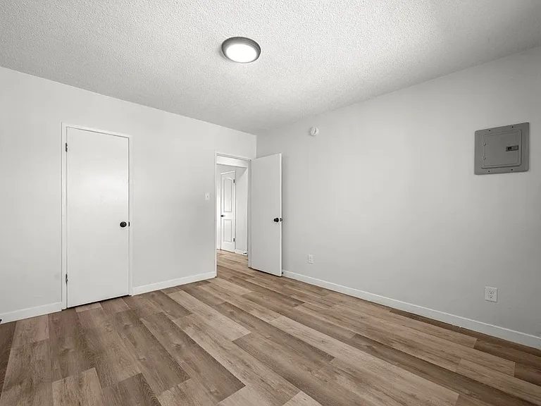634 W 92nd St — Photo 28