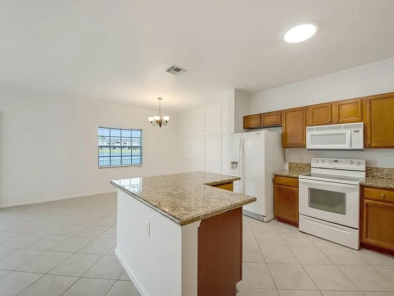 4102 Emerald Vis — Photo 3