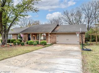 706 E Delaware St, Sallisaw, OK 74955