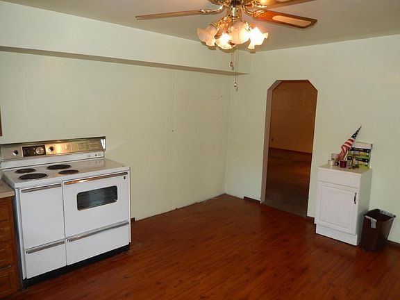5th image of 160 Llewellyn Ave