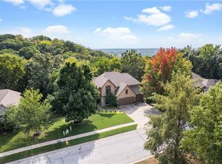 10514 River Hills Dr, Parkville, MO 64152