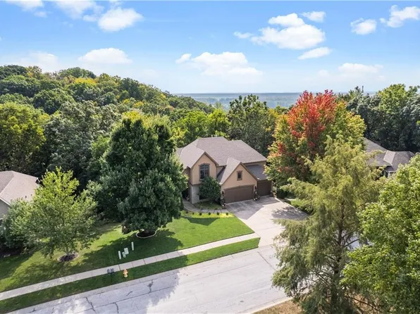 10514 River Hills Dr, Parkville, MO 64152