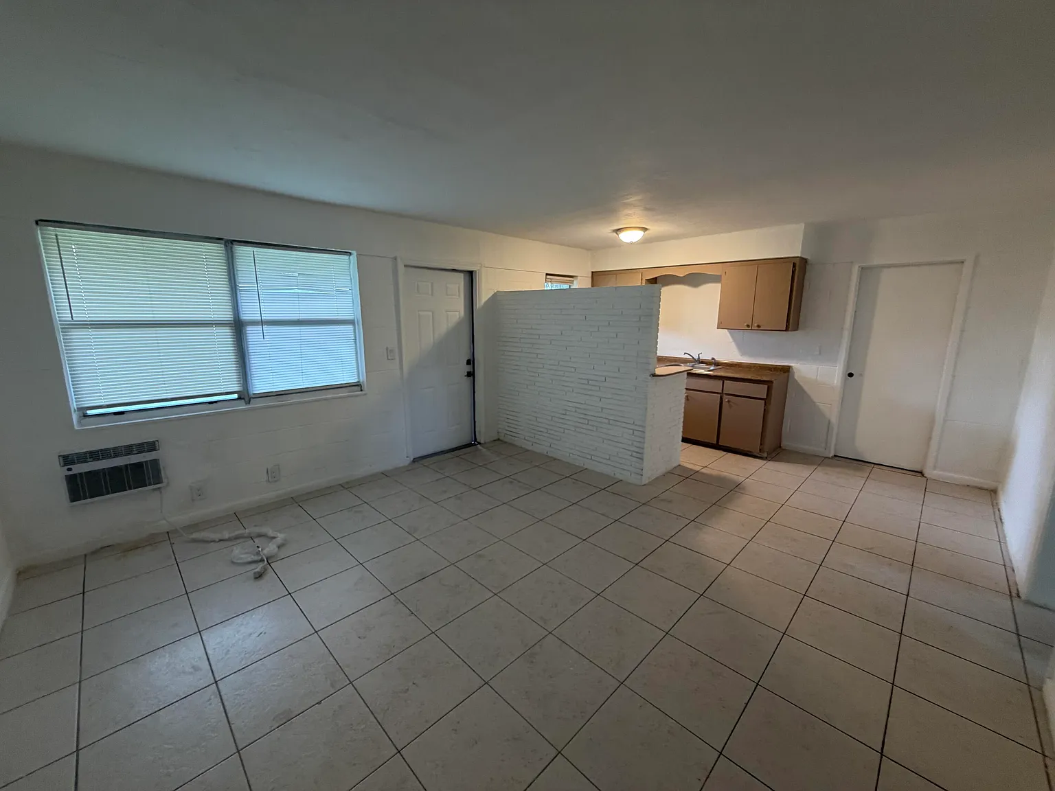 3 bed, 1.0 bath, 2595 sqft, $1,850 — Photo 4
