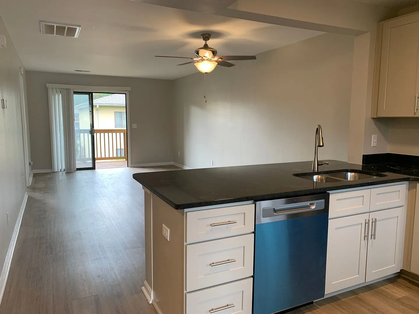 2 Bedroom 2 Bath Completely Completely Renovated Park Place Condo — Photo 4