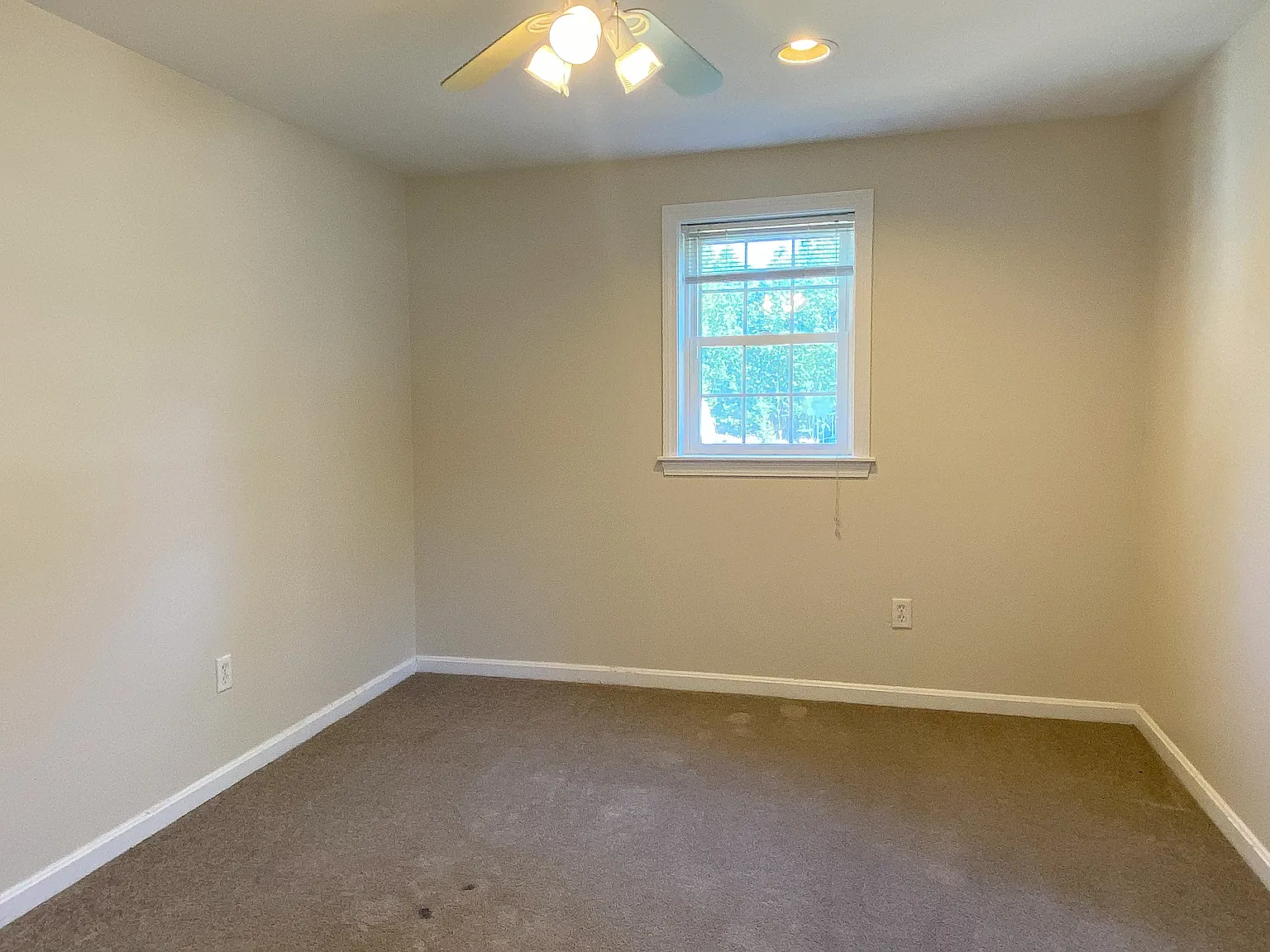 4 bed, 1.5 bath, 2800 sqft, $925 — Photo 3