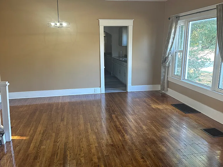 504 E Walnut St — Photo 6