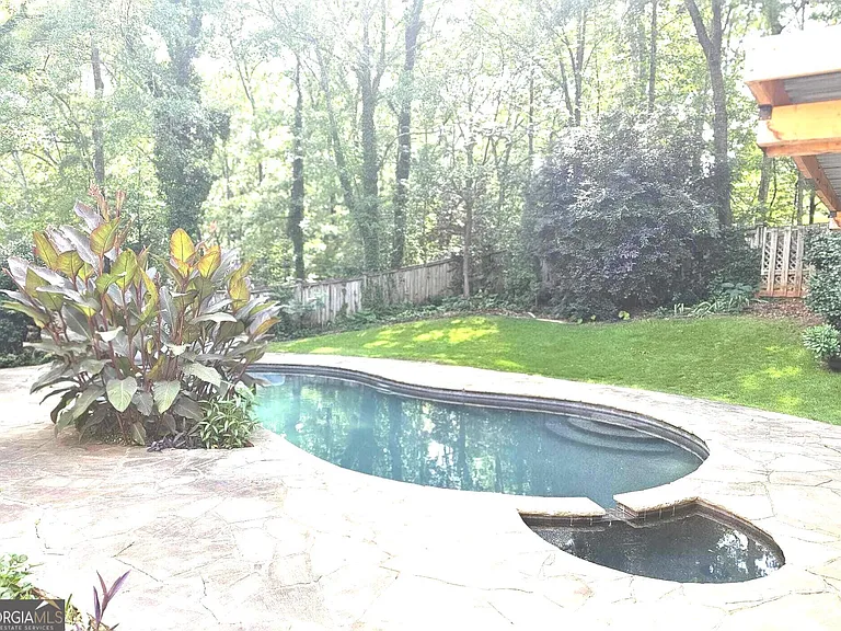 615 Kings Rd — Photo 9