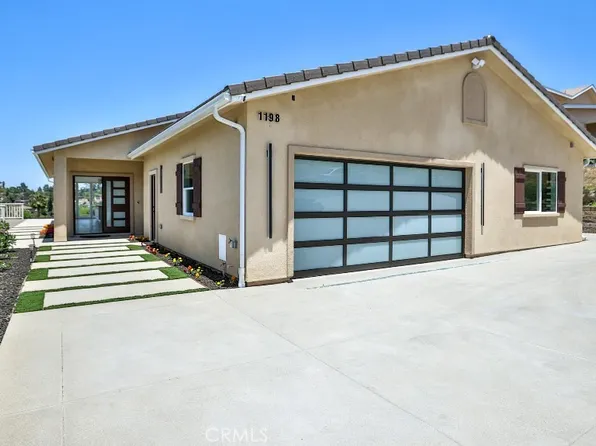 1198 Barbara Dr, Vista, CA 92084