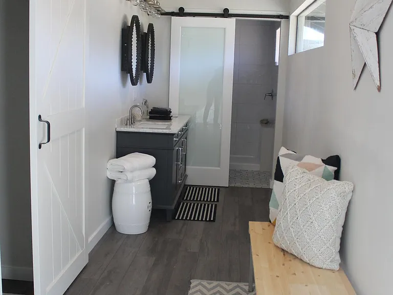 Queen Private bath en-suite