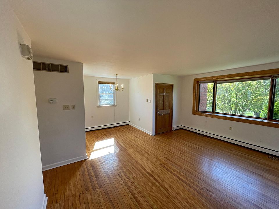 Living room / dining area