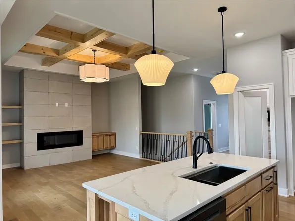 5888 NW Black Oak Ct, Parkville, MO 64152