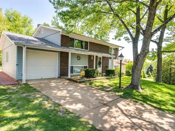 1751 San Miguel Ln, Fenton, MO 63026