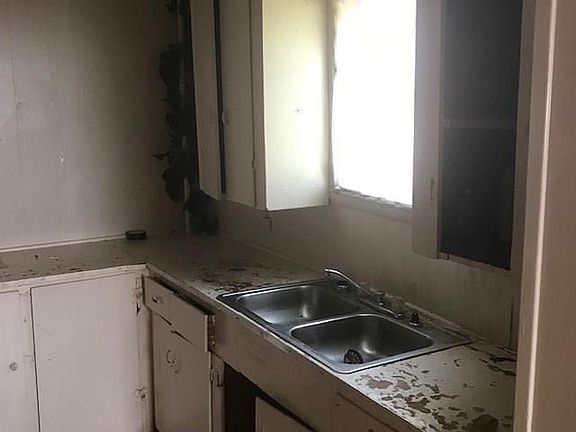 4th image of 2315 Langford St