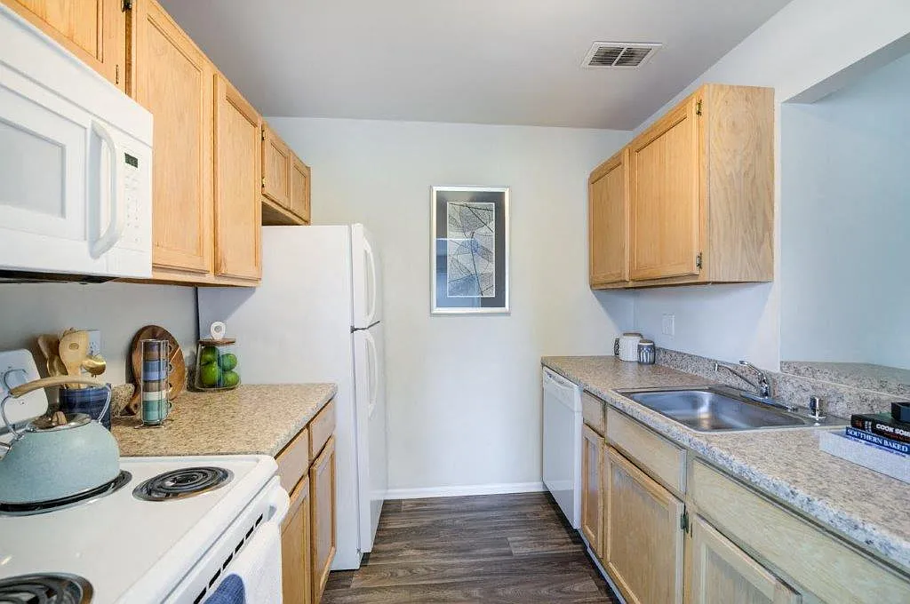 Fox Run Apartments and Townhomes — Photo 4