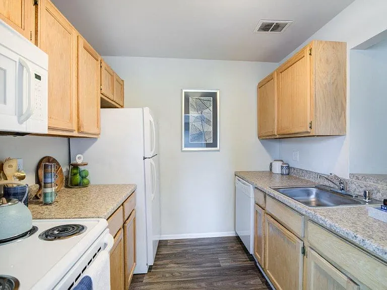 Fox Run Apartments and Townhomes — Photo 4