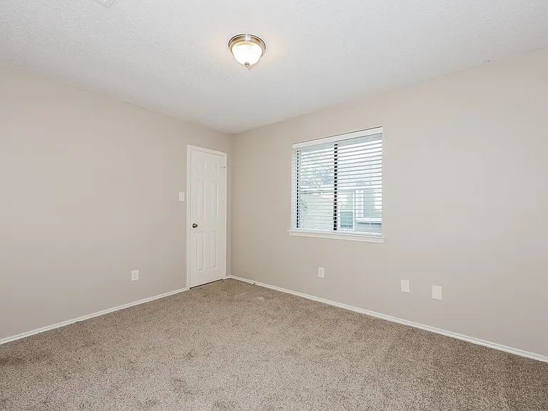 1237 Essex Dr — Photo 13