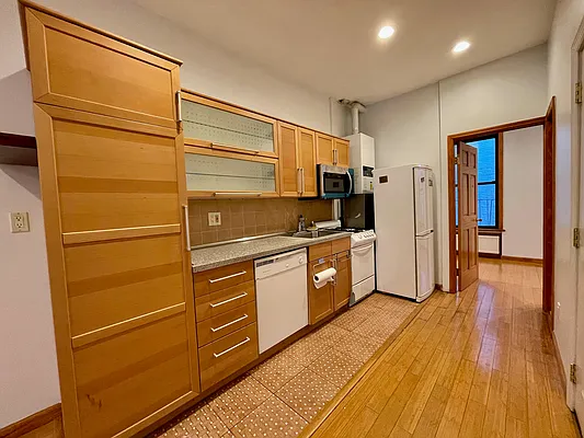 Rented by Mauro Bros Real Estate Services LLC | media 22