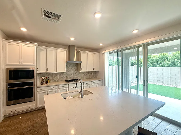 5731 S Labelle Ave — Photo 2
