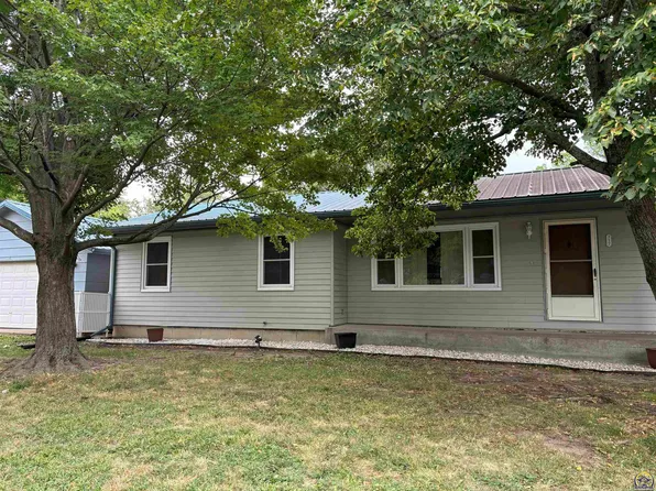 717 S 8th St, Burlington, KS 66839