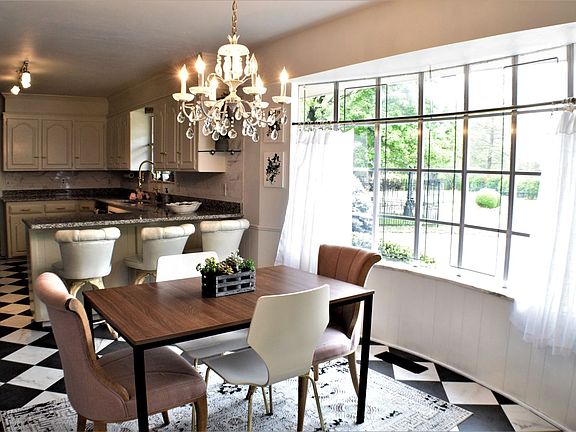 5th image of 9737 S Manor Cir