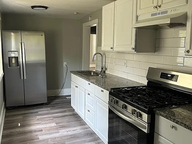 121 S Fuller St — Photo 1