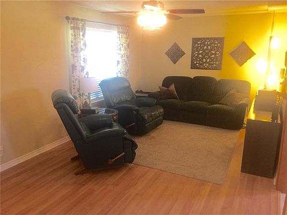 3rd image of 212 Southside Dr