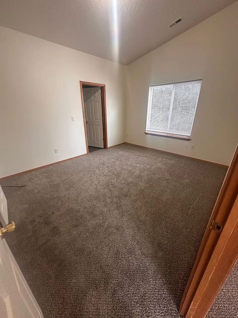 Newer Carpet, flooring & paint! 3 Bedroom 2 Bath with 2 car attached garage. — Photo 4