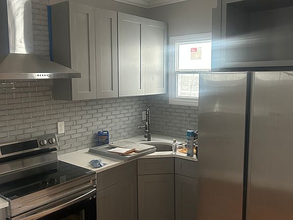 4th image of 1600 Castleton Ave #1