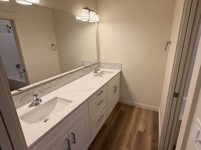 Brand New 2 bedroom 1.5 bath unit — Photo 11