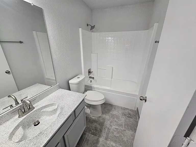 919 Crestwood Dr — Photo 8