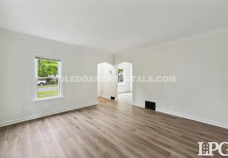 331 California Blvd — Photo 28