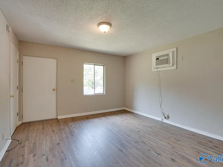 1330 Oshaughnessy Ave NE #A — Photo 8