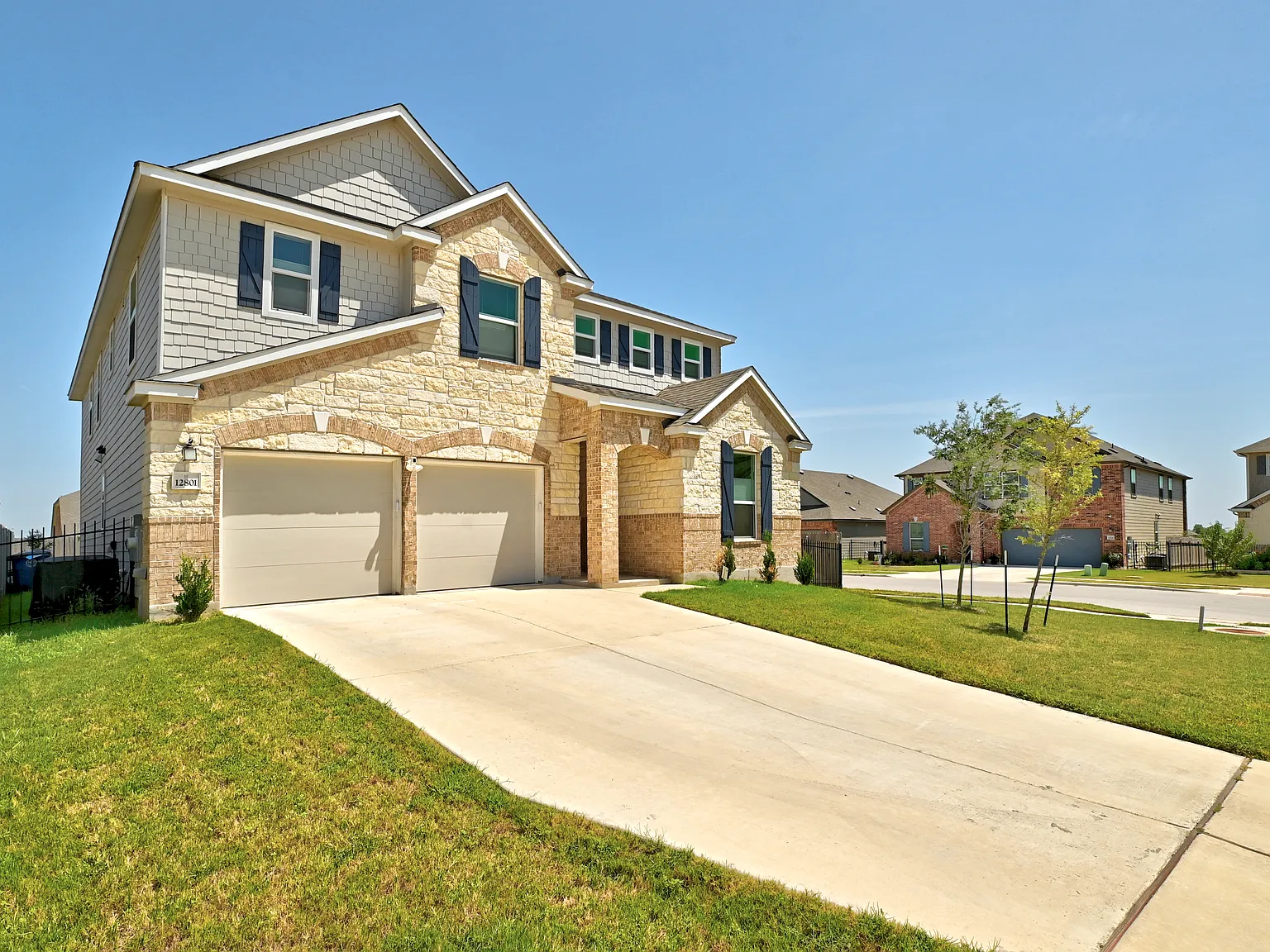 5 bed, 3475 sqft, $3,200 — Photo 2