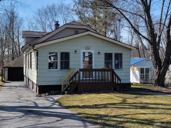 9160 Meadow Ln, Angola, NY 14006