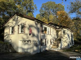 563 Lake Shore Dr W, Hewitt, NJ 07421