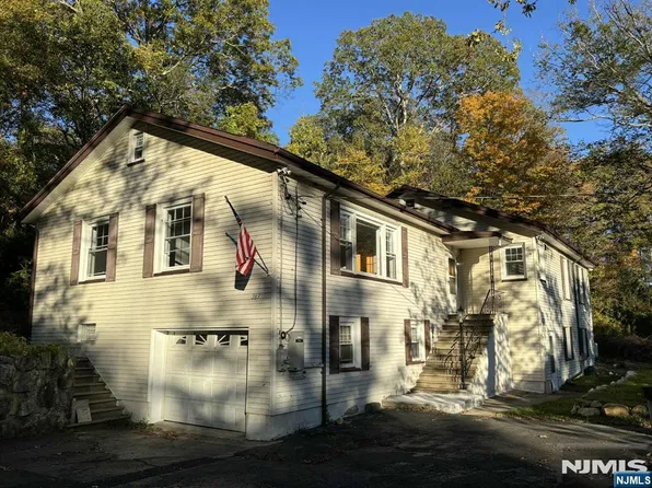 563 Lake Shore Dr W, Hewitt, NJ 07421