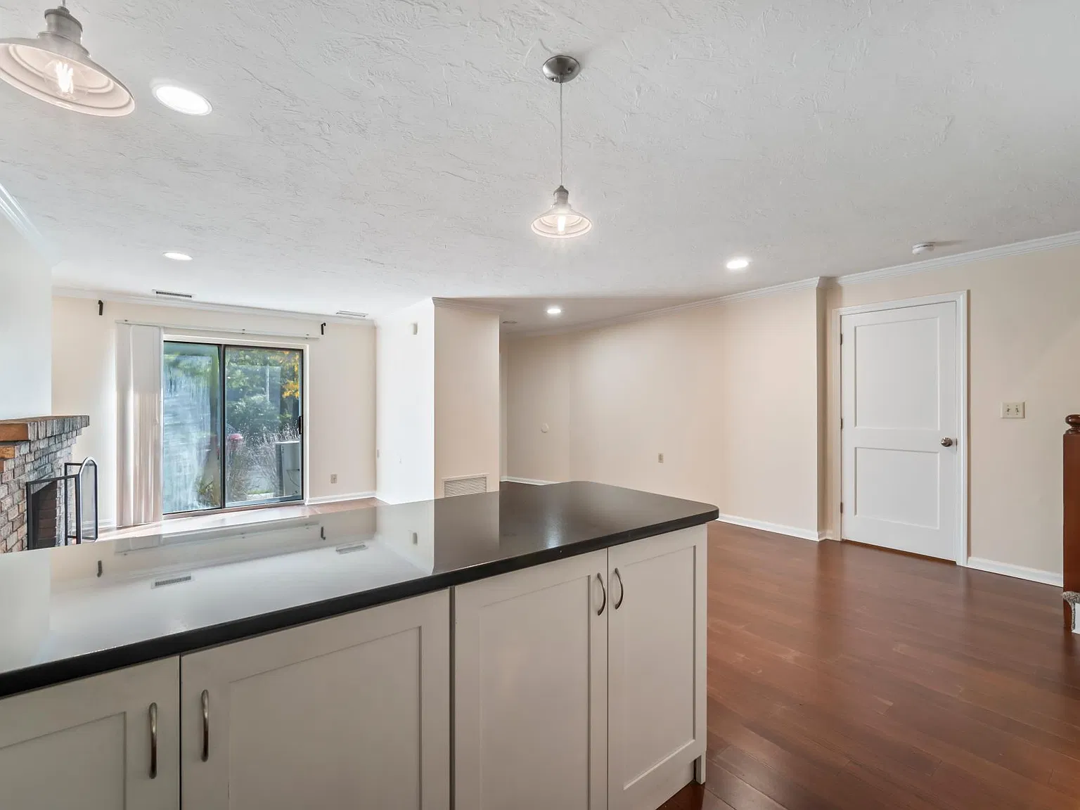 2 bed, 2.5 bath, 1550 sqft, $3,100 — Photo 4
