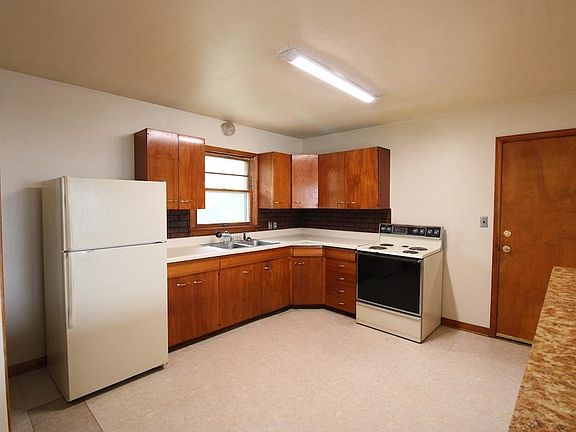 4th image of 540 Montrose St