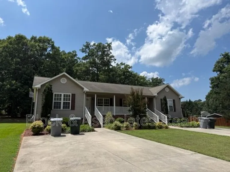 1716 Sunny Ln — Photo 1