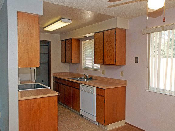 226 Sawyer Way - Kitchen