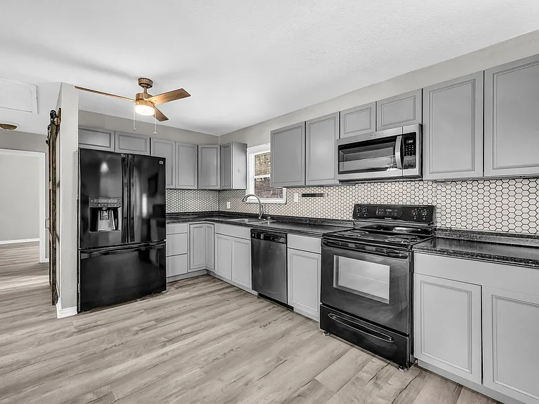 1220 S Lamar St — Photo 8