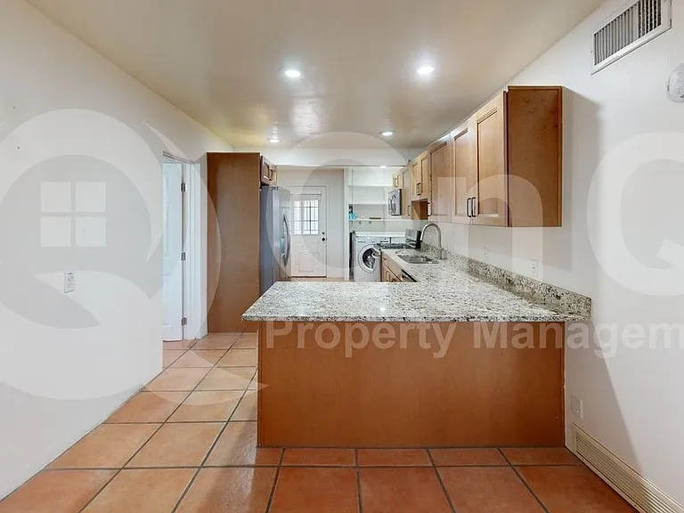 1002 E Simmons St — Photo 7