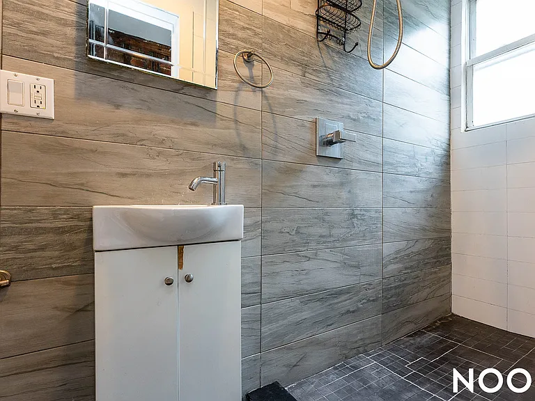 86 Menahan St #1R — Photo 12