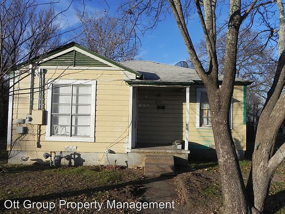 2nd image of 2113 Saunders St
