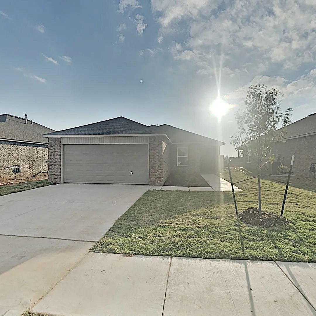 Spacious 3 Bedroom 2 Bath Home in Mustang Schools — Photo 1