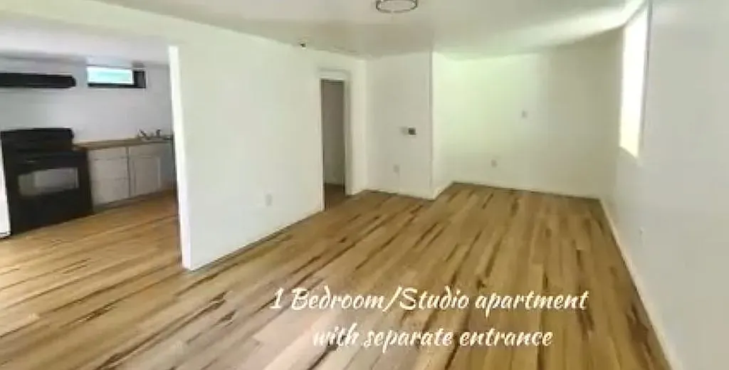 3 bed, 2500 sqft, $2,500 — Photo 2