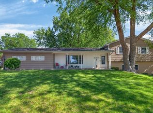 1823 Timberledge Dr, Cedar Falls, IA 50613