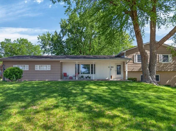 1823 Timberledge Dr, Cedar Falls, IA 50613
